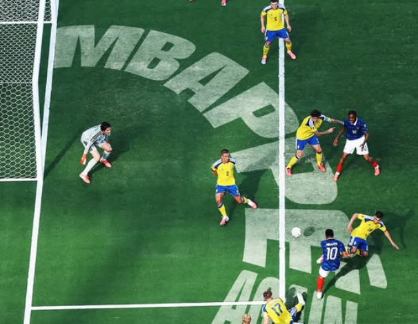 كيليان مبابي يحتفل بهدفيه في مرمى السويد بكأس العالم 2026